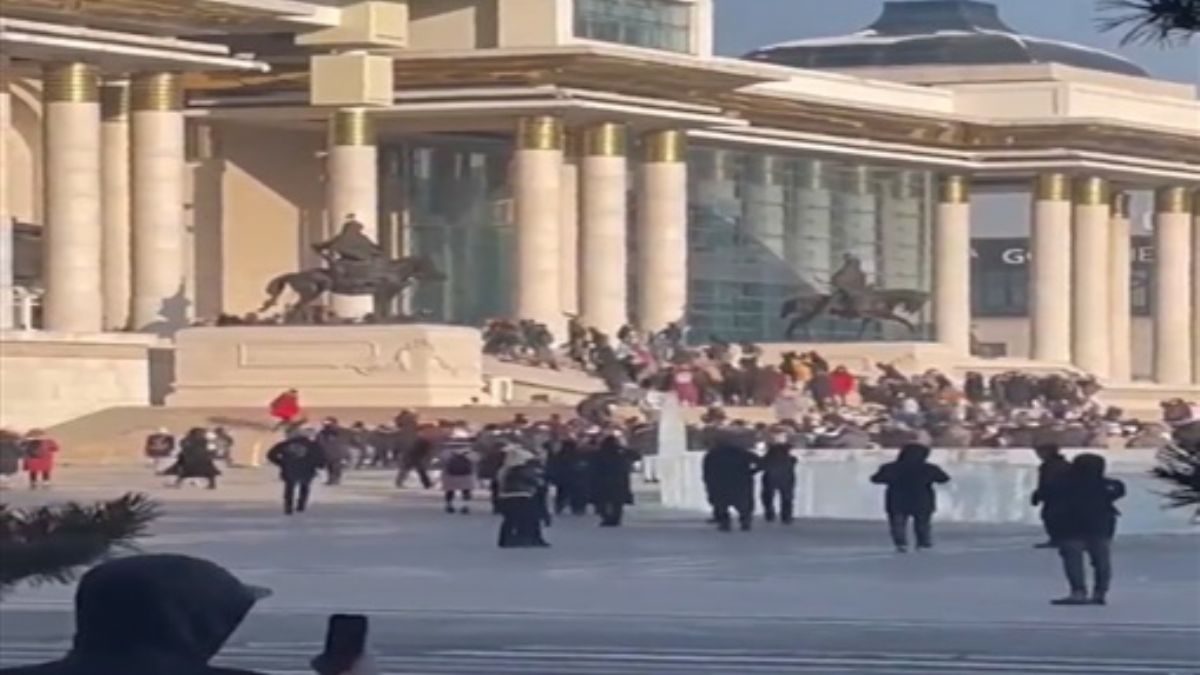 Moğolistan’da sokaklar karıştı! ABD’den flaş uyarı