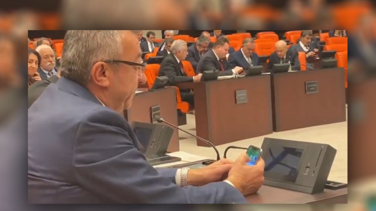 CHP'li Altay bütçe görüşmelerinde ''poker'' oynadı!