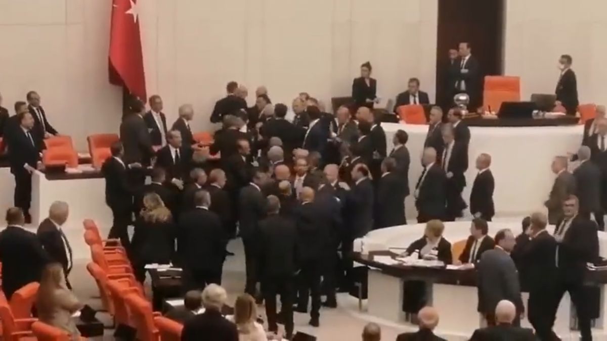 TBMM'de gerilim sürüyor; milletvekillerine ceza