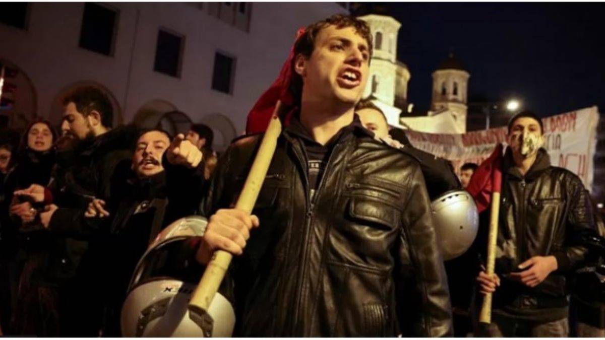 Komşuda işler karışıyor…