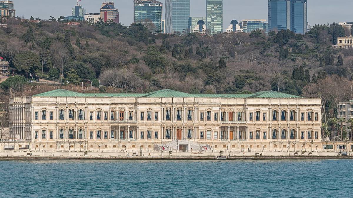 Çırağan Sarayı'nda yangın neden ve nasıl çıktı? Yangın söndürüldü mü?