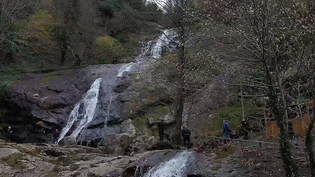 Kayalardan akan şelale: Karacaören