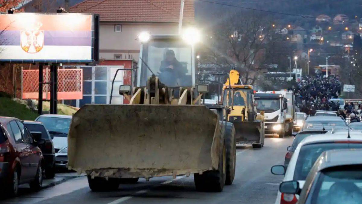Kosova'daki Sırplar ana yolu kapattı