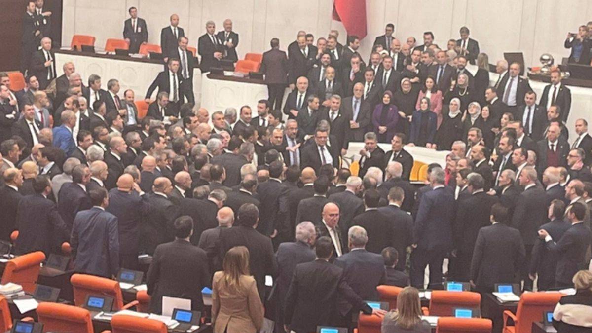 Soylu’nun sözleri sonrası Meclis’te gerginlik! Karton dövizler havada uçuştu