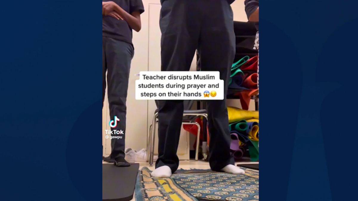 Namaz kılan öğrencilere 'sihir yapıyorsunuz' diyen öğretmen kovuldu