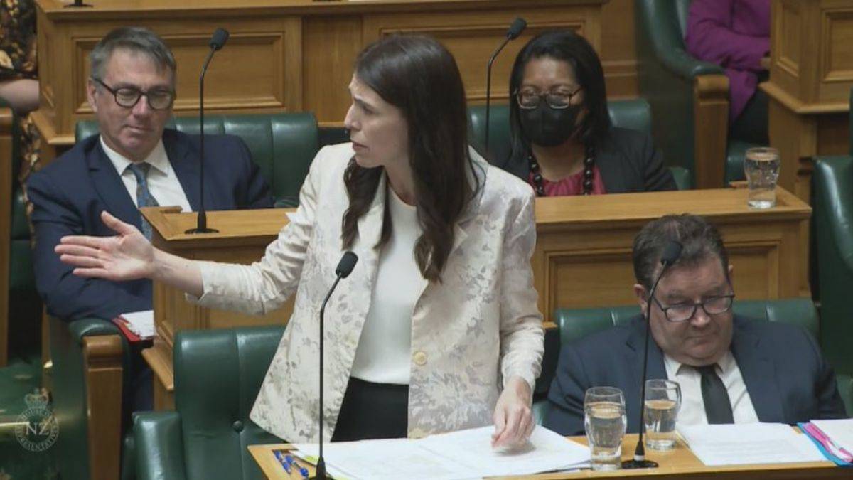 Başbakan mikrofon açıkken söyledi: 'Kibirli pislik'