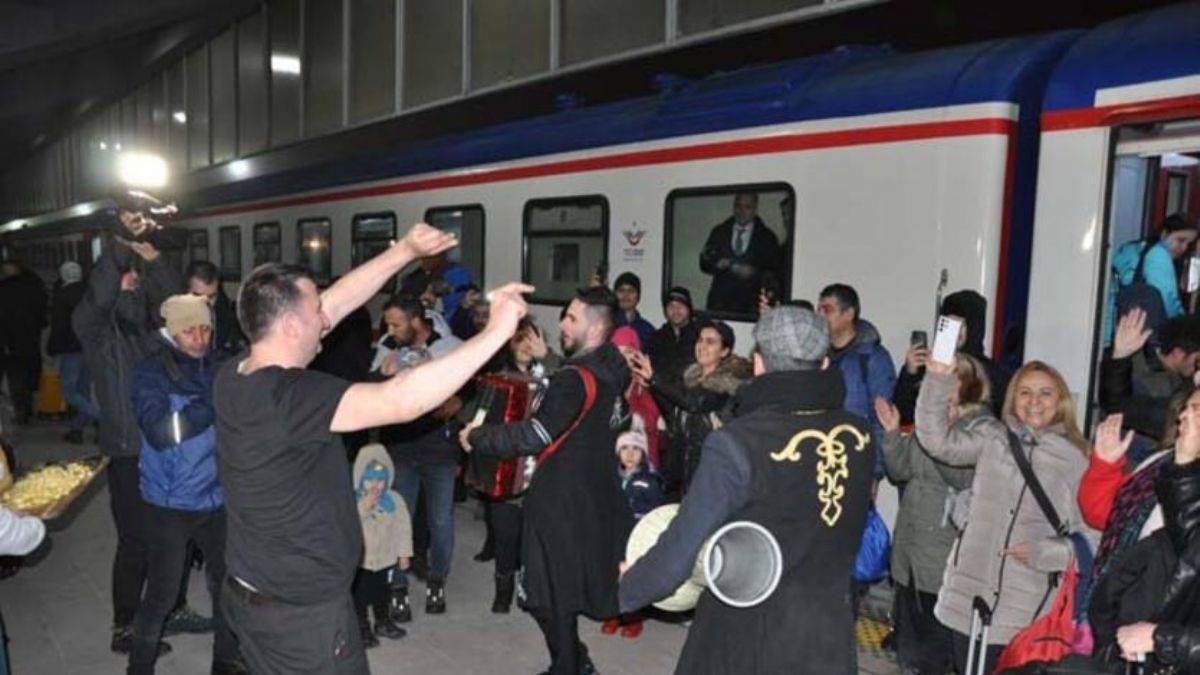 Turistik Doğu Ekspresi son durağı Kars’ta coşkuyla karşılandı