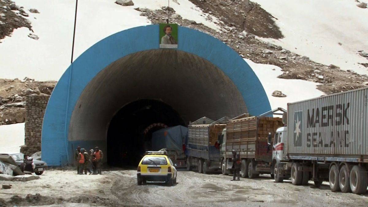 Afganistan'da tünelde yakıt tankeri patladı: Çok sayıda ölü var
