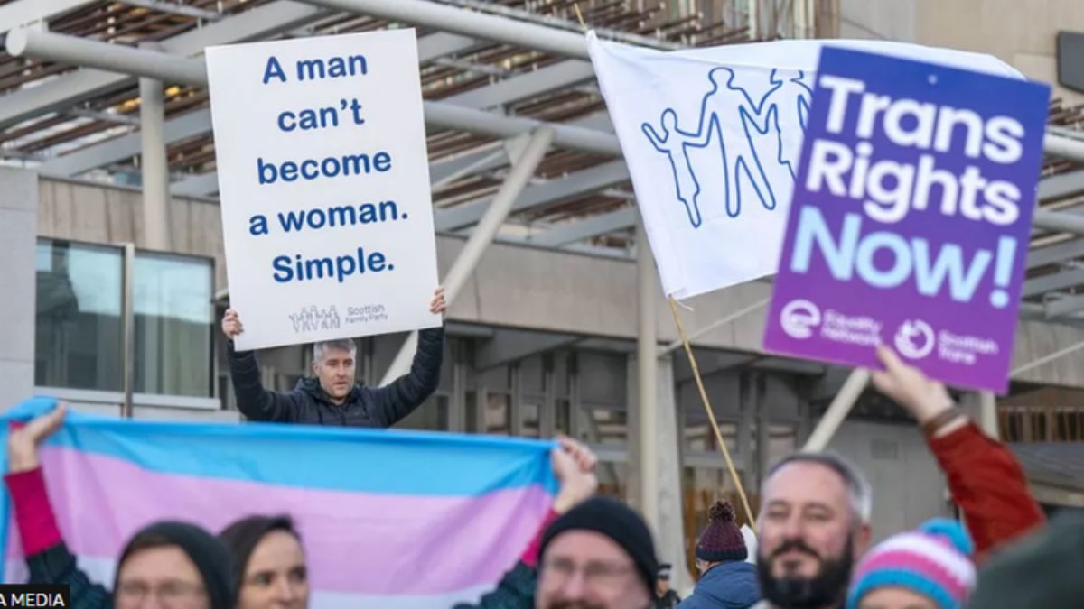 İskoçya’nın ‘cinsiyet’ oylaması ertelendi