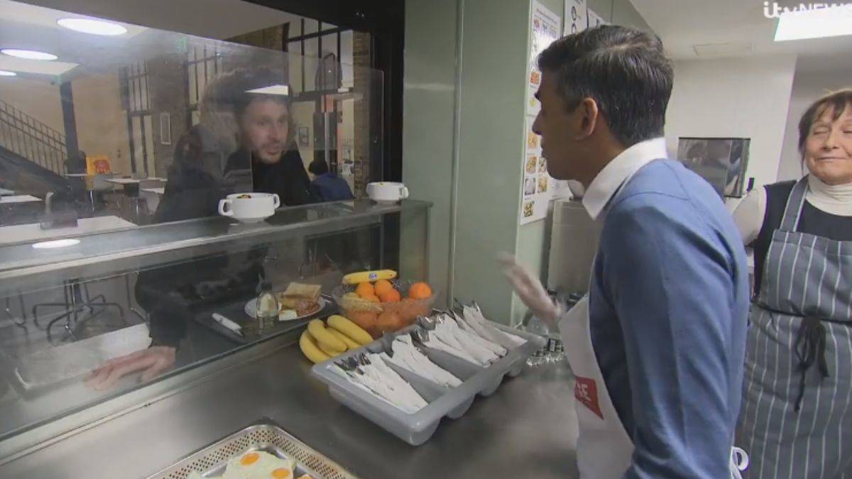 Evsiz adama 'ticarette misin' diye sordu, ülkede alay konusu oldu