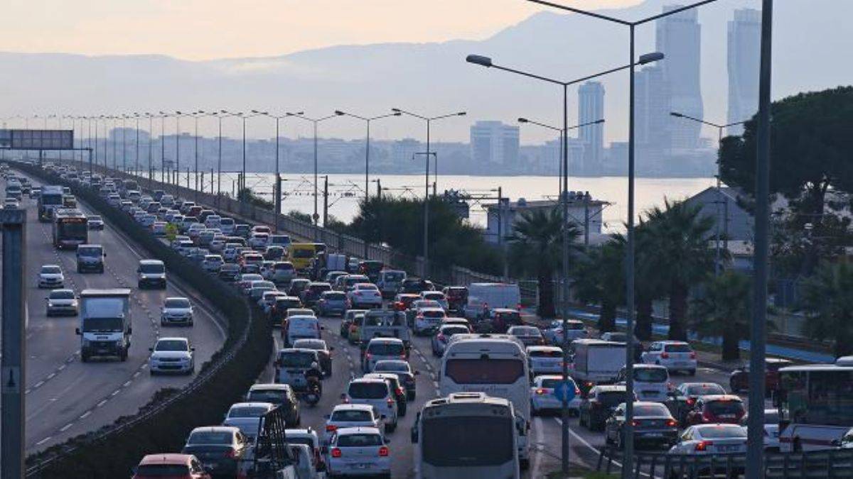 İzmir'de toplu taşıma ücretlerine ne kadar zam geldi, fiyatlar ne kadar oldu?