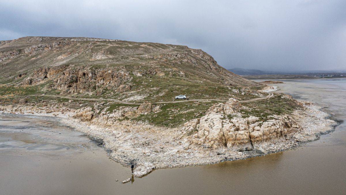 Van Gölü çekildi, 'T' şeklinde tapınak alanı ortaya çıktı