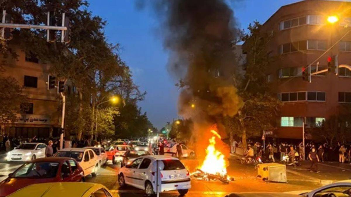 İran’da İngiliz Oyunu