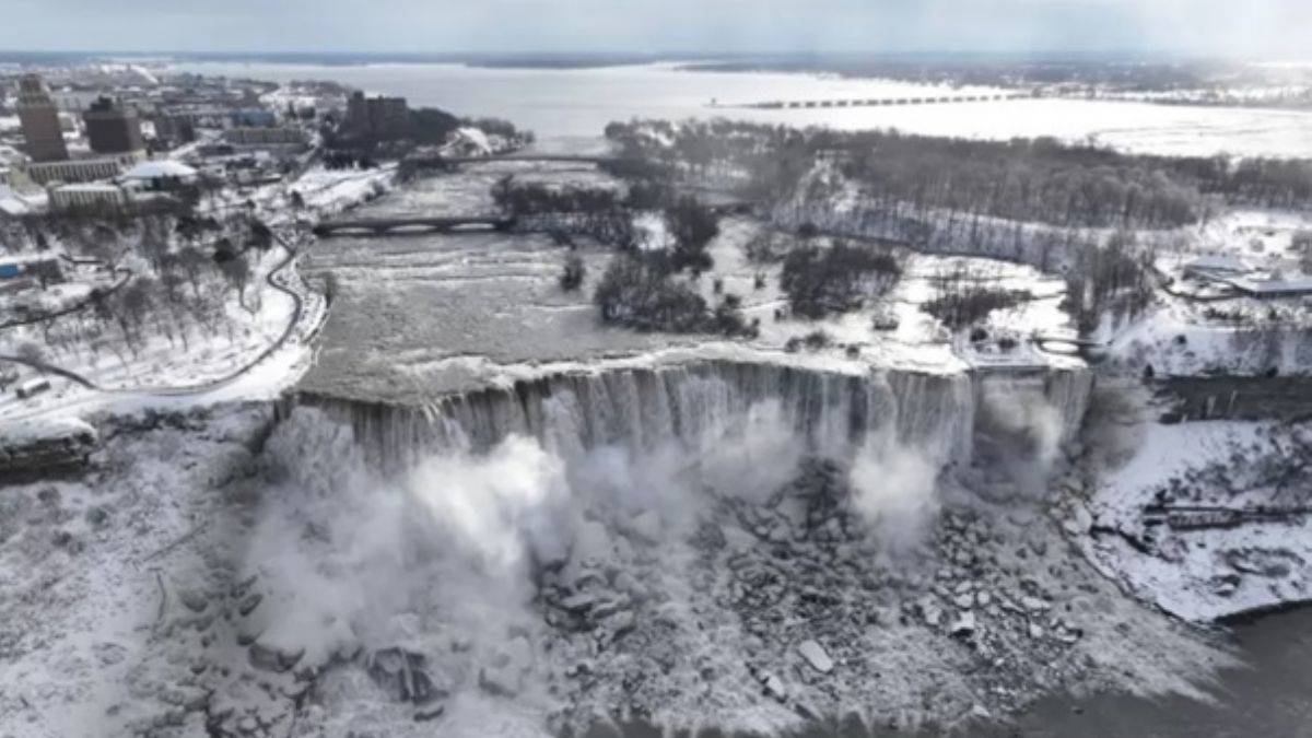 Dev şelale Niagara dondu