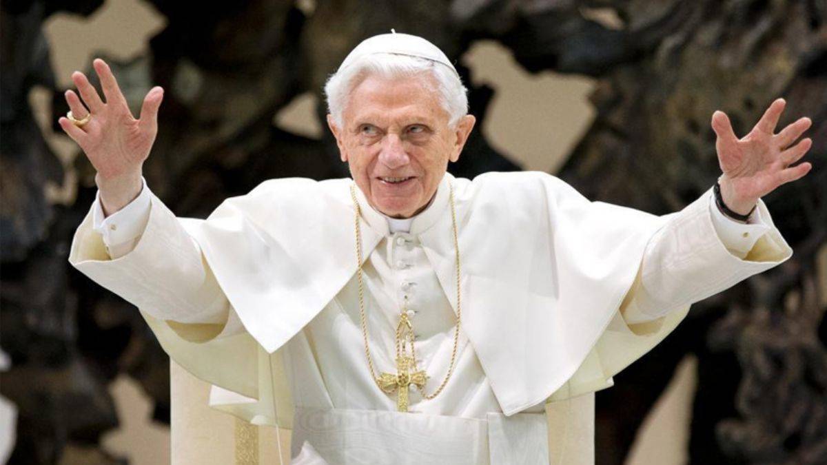 Eski Papa 16. Benedict öldü