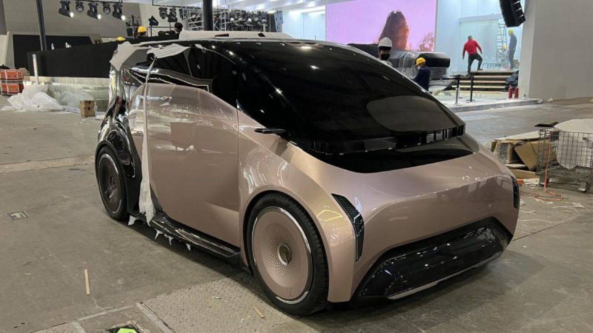 Fuara özel otomobil durup dururken alev aldı