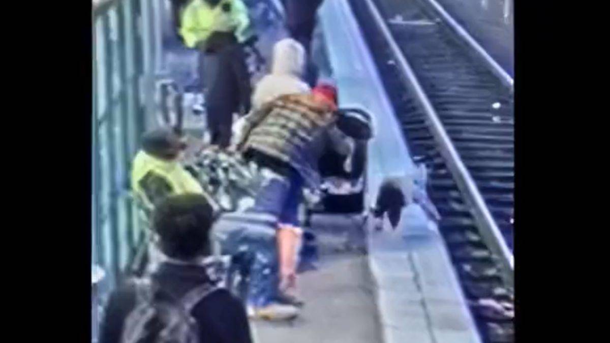 3 yaşındaki çocuğu tren raylarına attı