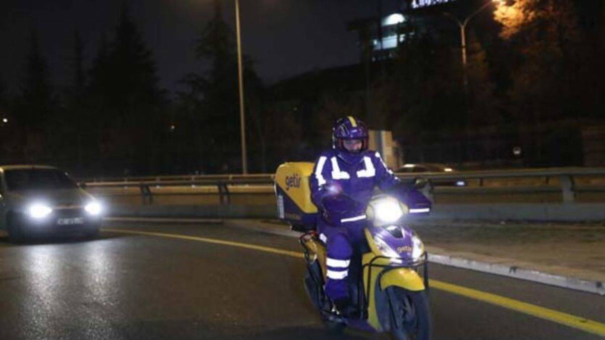 Bakan Varank, yeni yıla 'motokurye' olarak girdi; sipariş götürdü