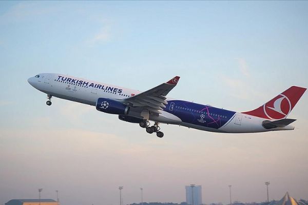 THY'nin UEFA Şampiyonlar Ligi temalı uçağı gökyüzüyle buluştu