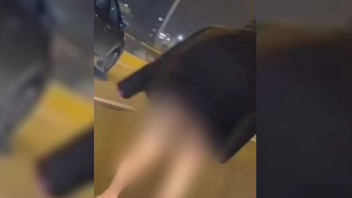 Tepki çeken görüntüler: Otobanda çırılçıplak yürüdü!