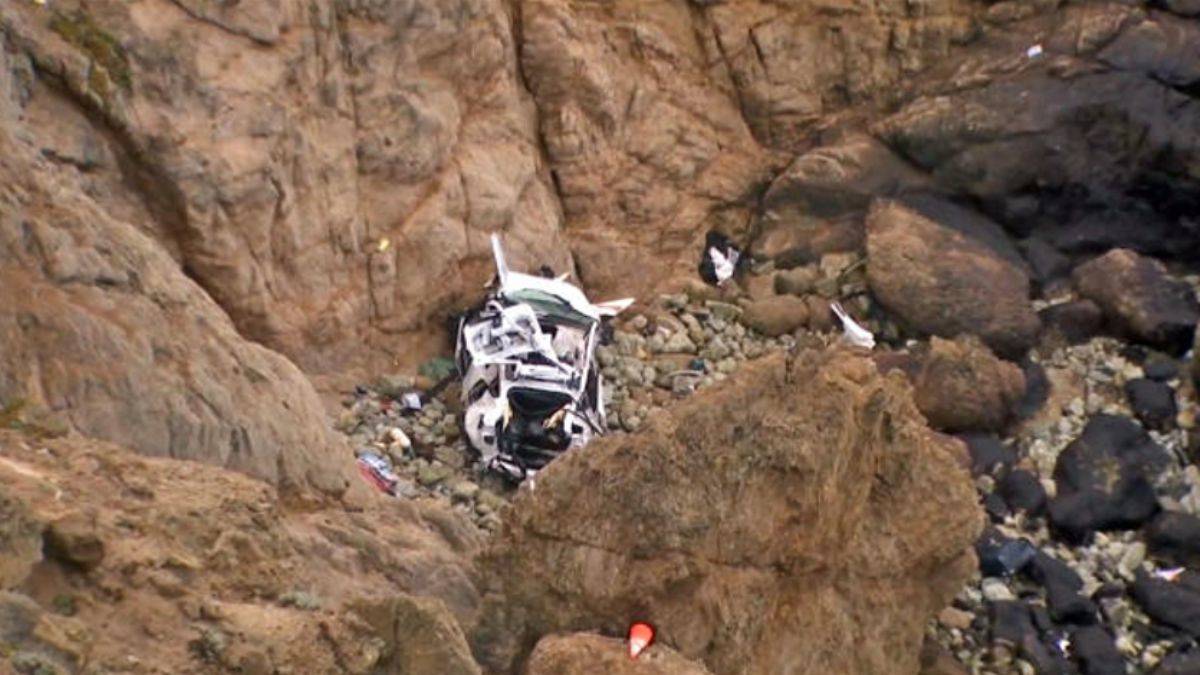 Uçuruma yuvarlanan arabadan mucize kurtuluş