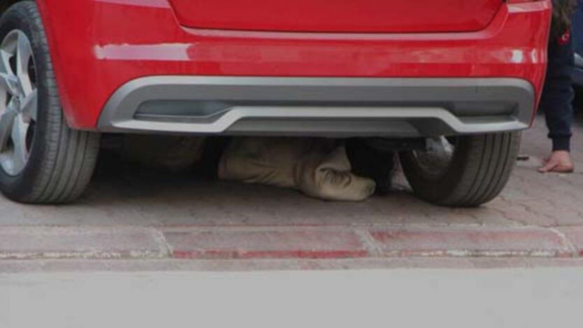 Madde bağımlısı genç kız, otomobilin altına girip 2 saat polise direndi