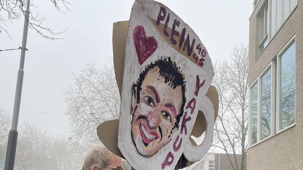 Hollandalı semt sakinleri Pankartlı eylem yaptı: ‘’Gitme Yakup’’