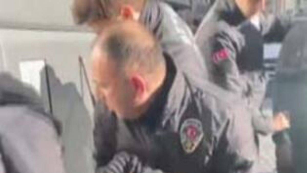 Yunanistan'a giden tur otobüsünün altına saklanan 2 kişi son anda farkedildi