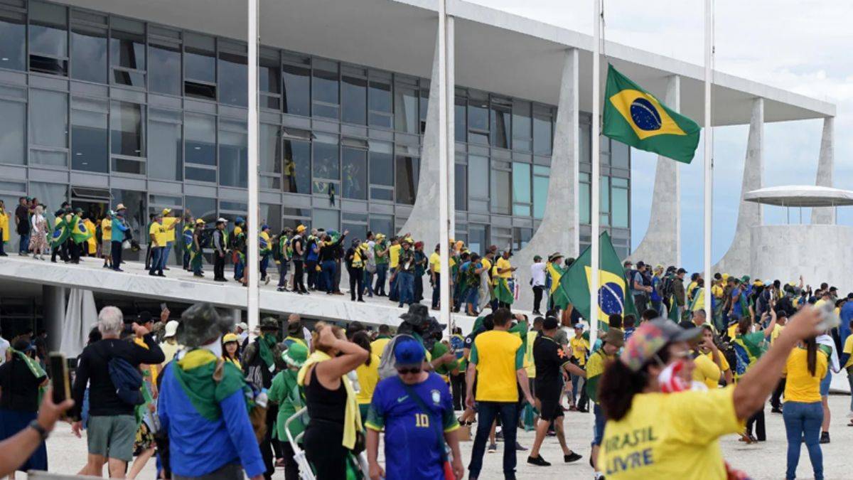 Brezilya karıştı! Bolsonaro destekçileri Kongre binasını bastı