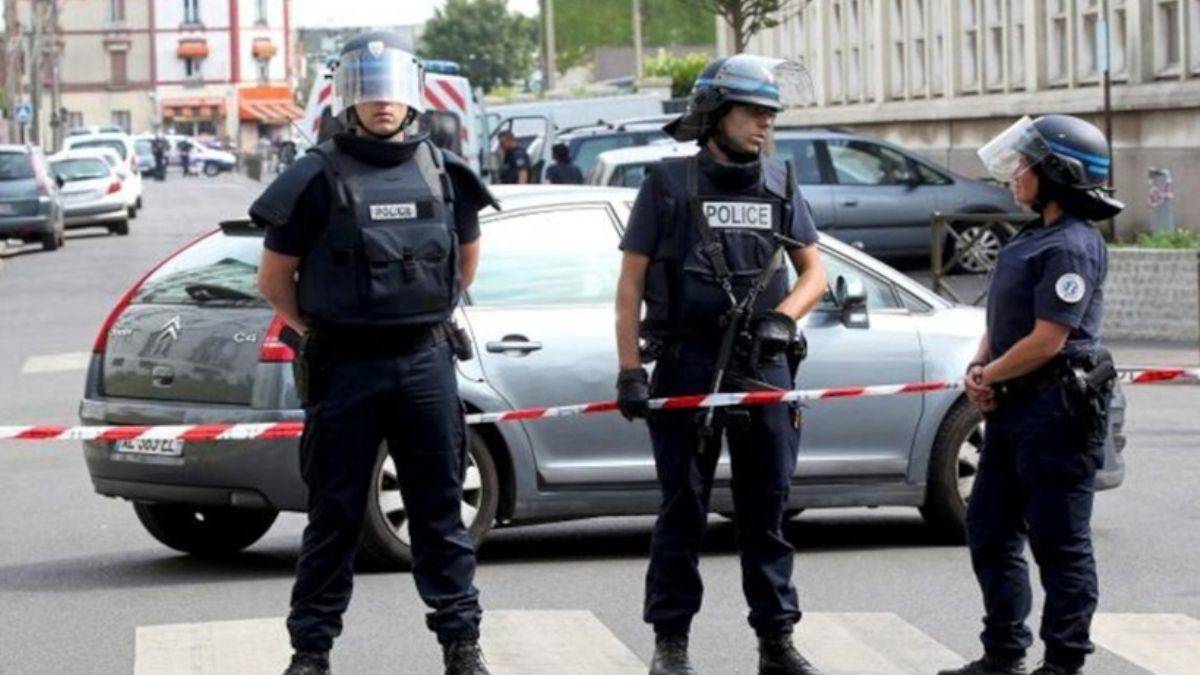 Paris'te bıçaklı saldırı dehşeti: Önüne geleni bıçakladı!