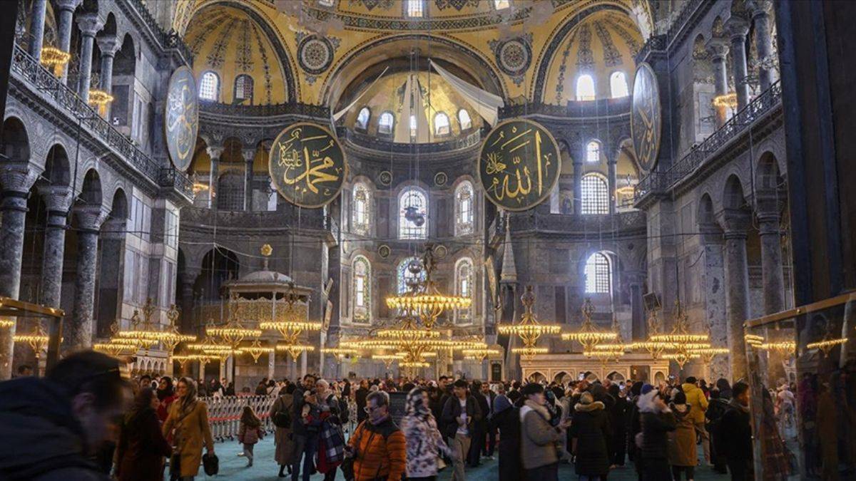 Ayasofya Camii'nde 30 farklı taş kullanılmış