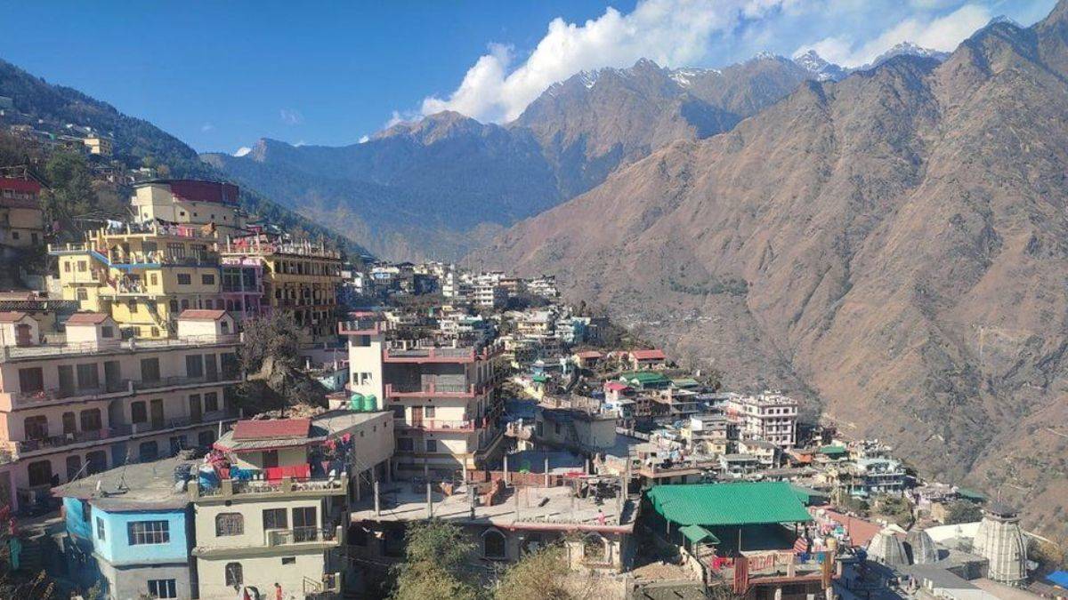 Ünlü turistik bölge santim santim batıyor