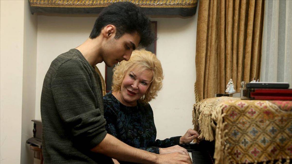 Mozart'ın Türk Marşı'nı çalan kurye Can İncir'e büyük ilgi