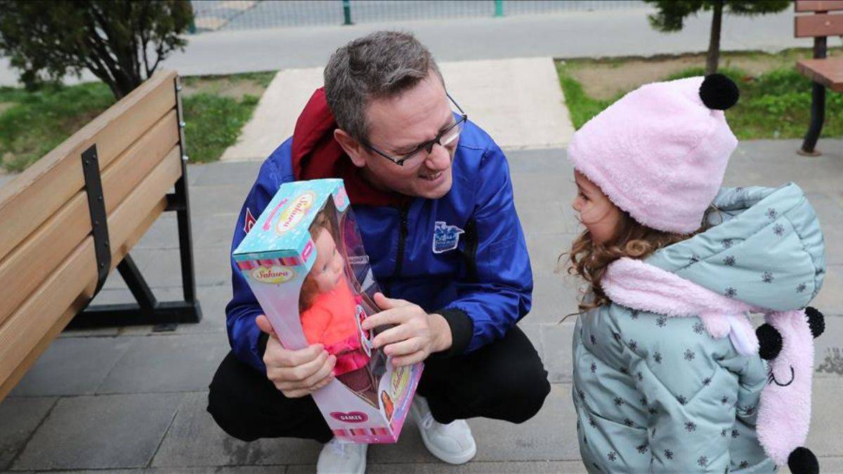 Başkan Kartoğlu'ndan minik Nazlı'ya sürpriz