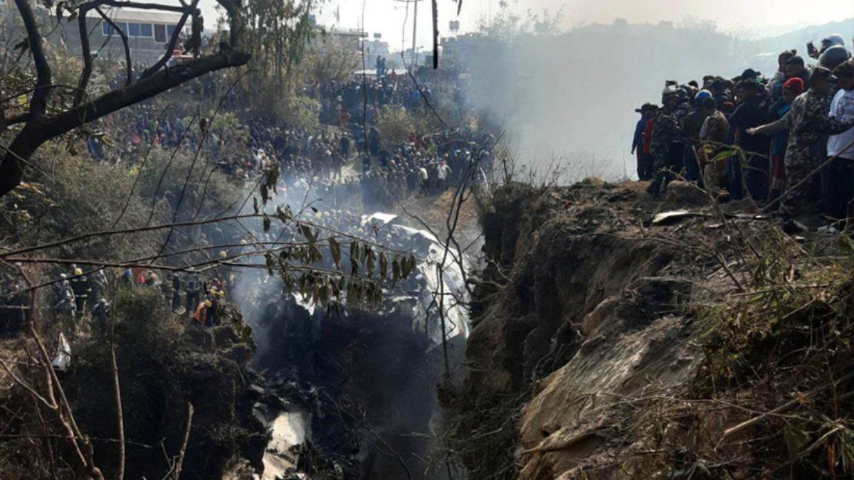 Nepal'de yolcu uçağı düştü! Çok sayıda ölü var