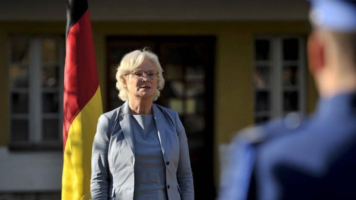 Almanya Savunma Bakanı Lambrecht istifa etti