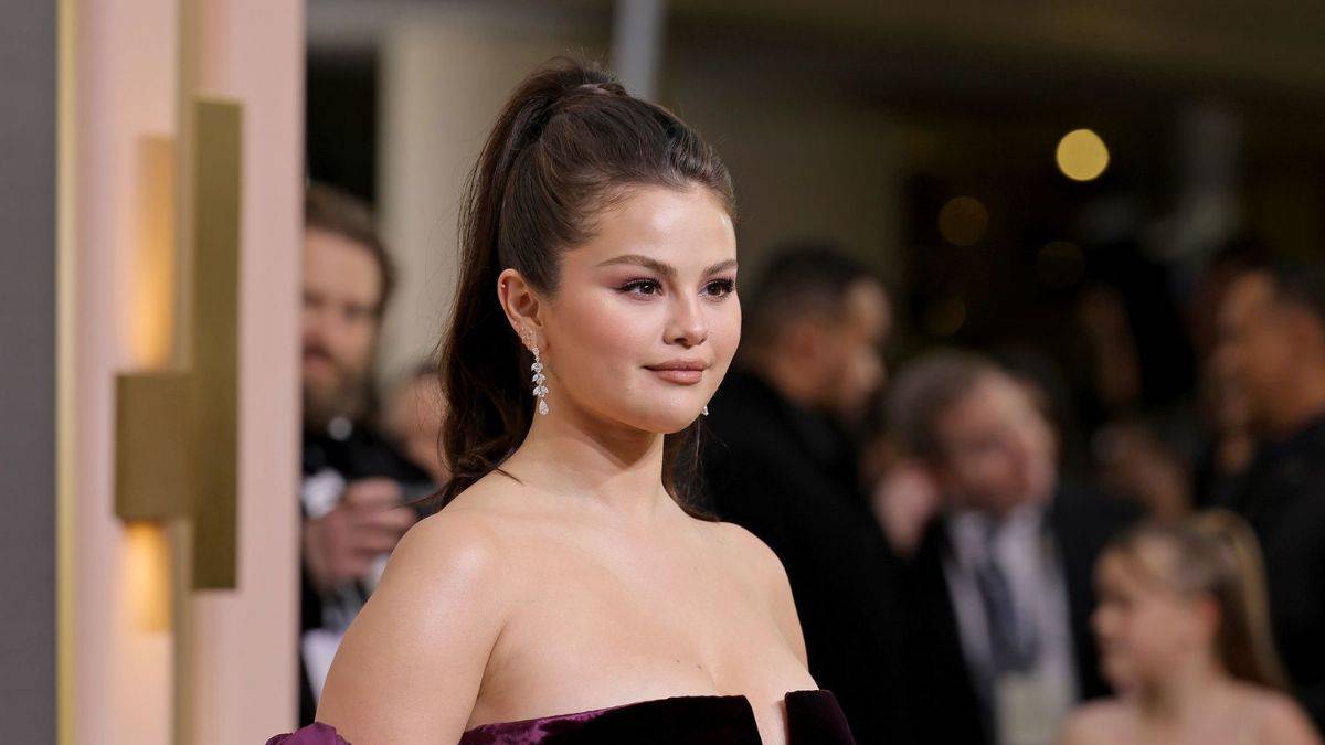 Selena Gomez Ödül Töreninde Dikkatleri Üzerine Çekti!