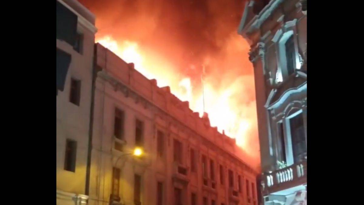 Peru'da kaos! Ölü sayısı 59'a çıktı, tarihi bina yakıldı