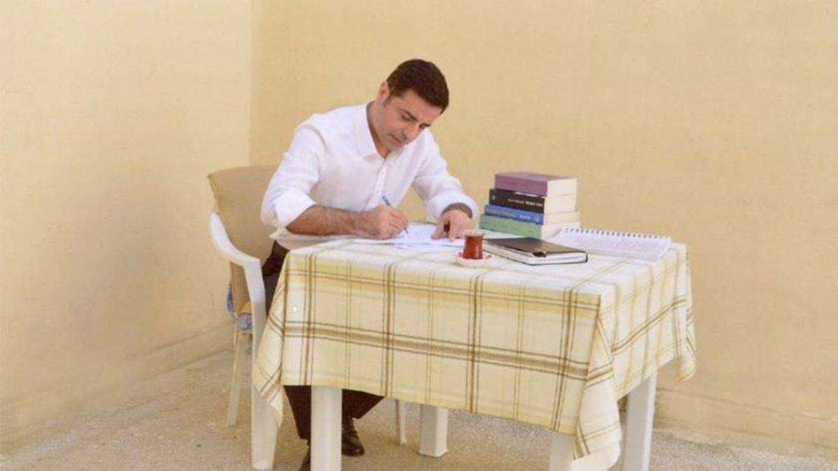 Demirtaş: 'Geceler kısa dört nala sevişmek gerek'