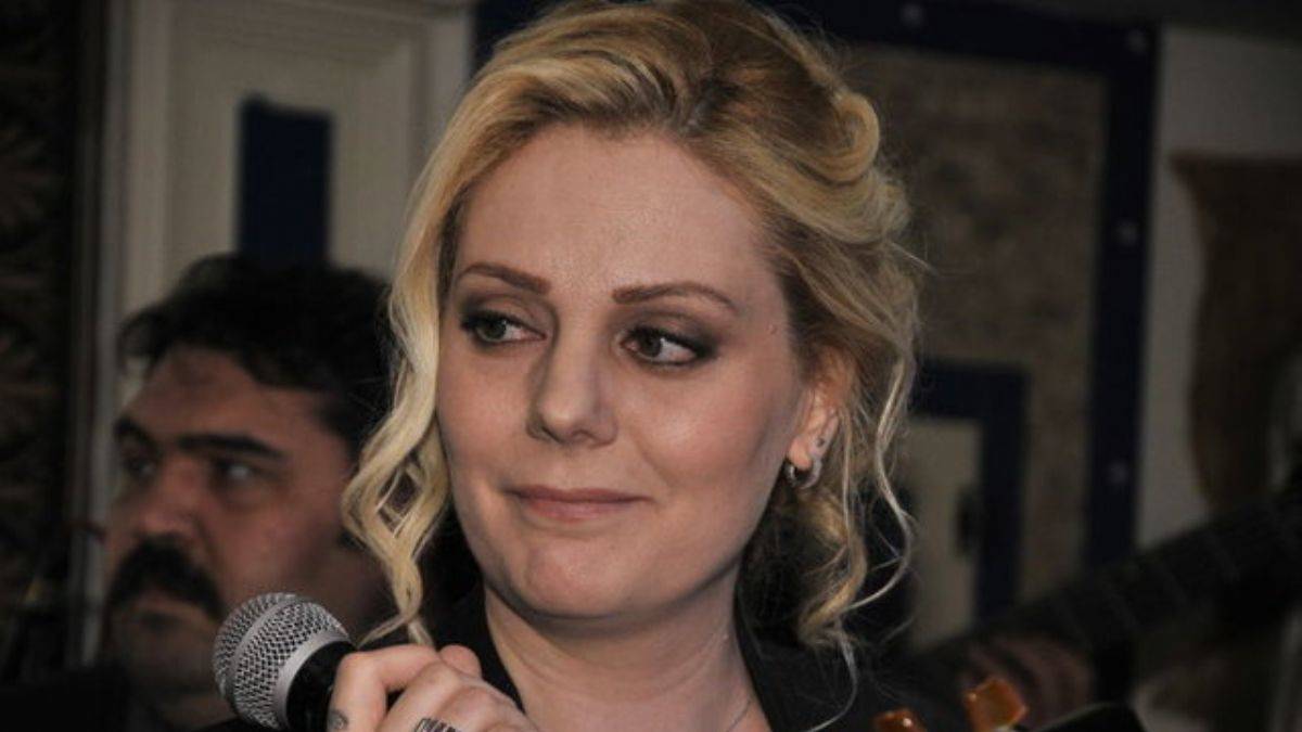 Kayahan'ın kızı Beste Açar: Uzaylılardan mesaj aldım