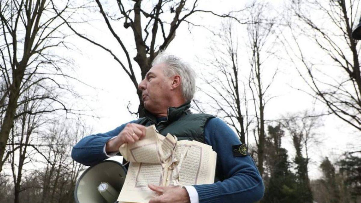 Şimdi de Hollanda'da Kur'an-ı Kerim'i yırtıp yaktılar
