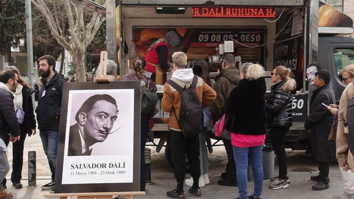 Salvador Dali hayrına lokma dağıtıldı