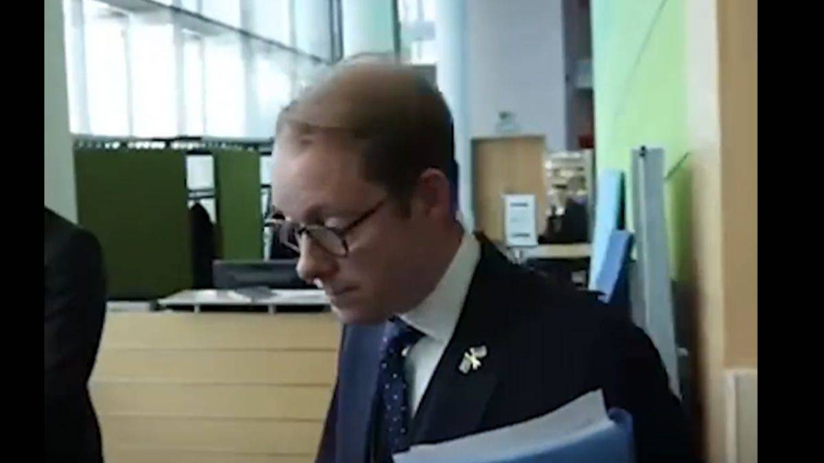 'İfade özgürlüğü' demişti, Kur'an-ı Kerim sorulunca kaçtı