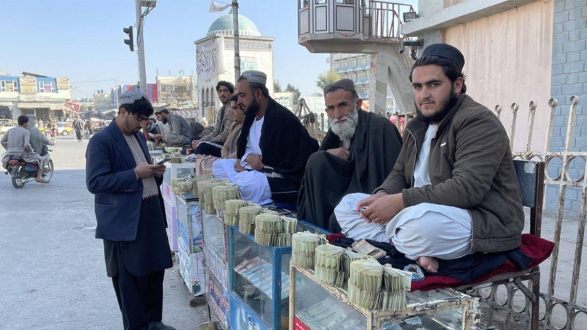 Pakistan IMF'ye boyun eğdi, yerel para birimi çöktü