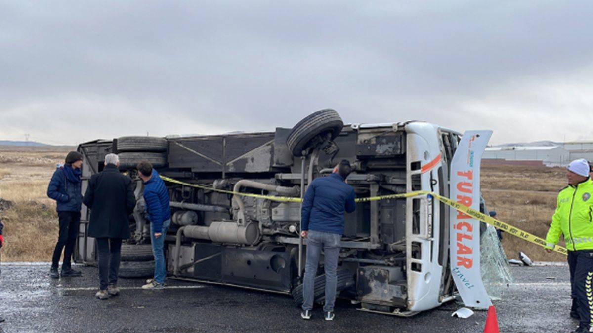 Niğde'de midibüs devrildi: Ölü ve yaralılar var