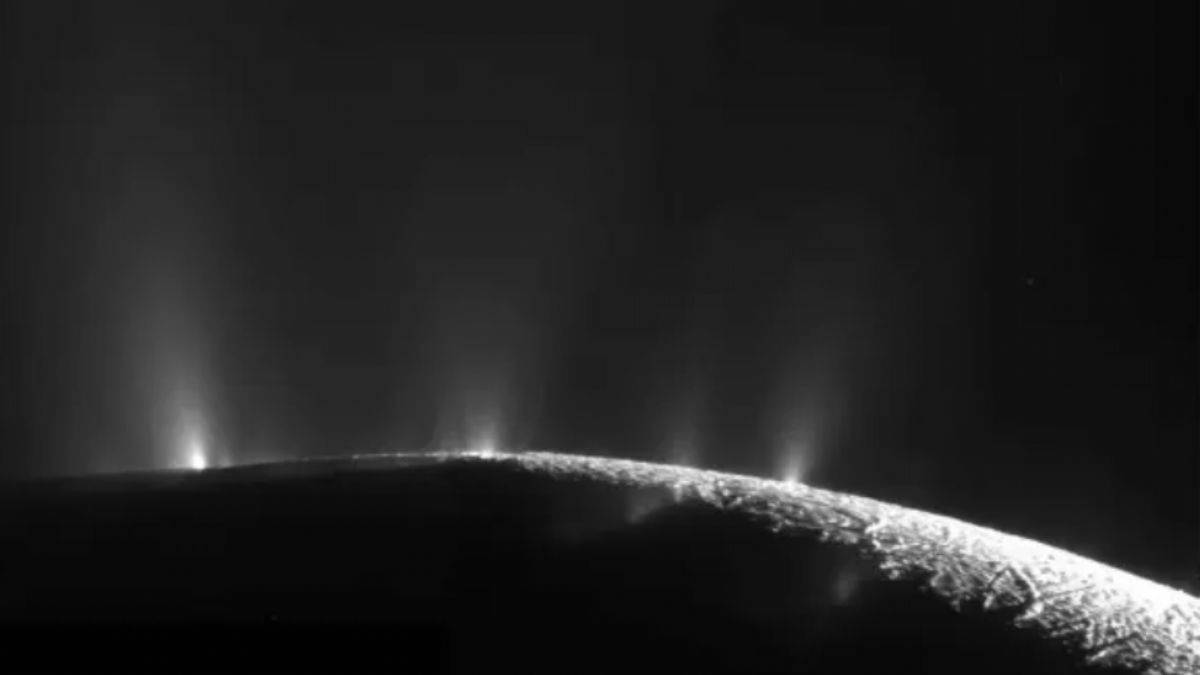 Satürn'ün buzla kaplı uydusunda şaşırtan keşif!