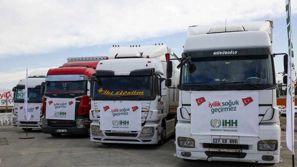 15 insani yardım TIR’ı Suriye’ye uğurlandı