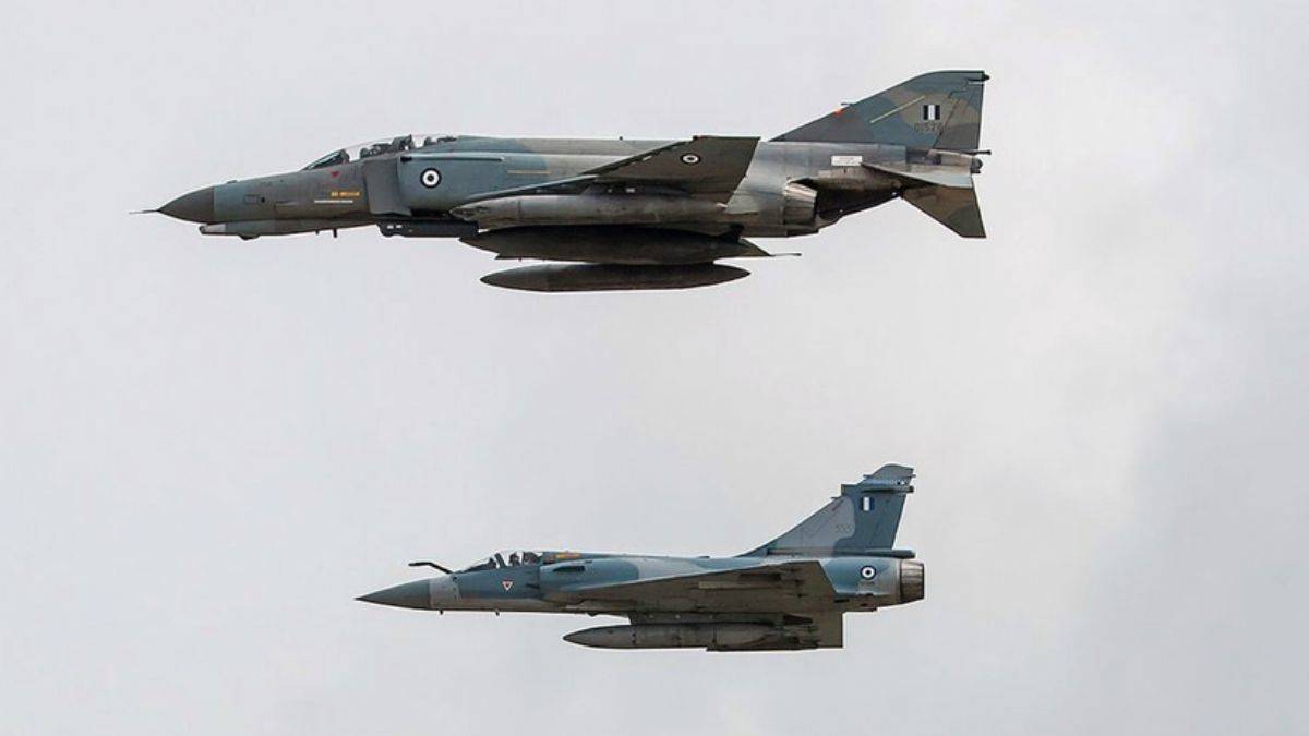 Yunanistan'a ait savaş uçağı düştü!