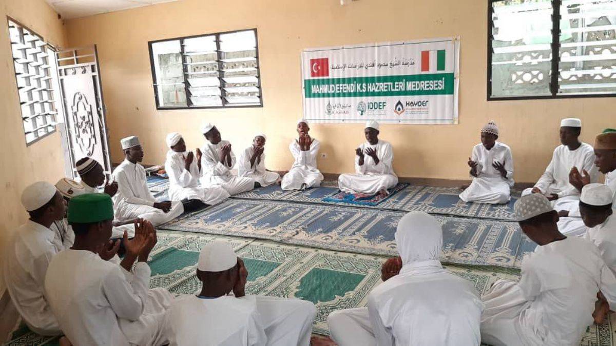 Kur'an Yakılmasına Karşı 40 Ülkede Hatmi Şerifler Okundu