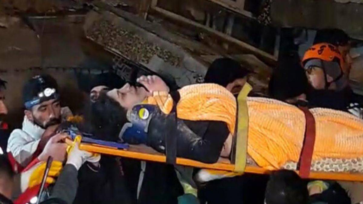 Enkazda ağlayan bebek, anne ve 2 kişinin hayatını kurtardı!